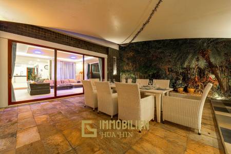 Surface habitable de 480 m² / 5 chambres + 5 salles de bains / Terrain de 1 400 m²