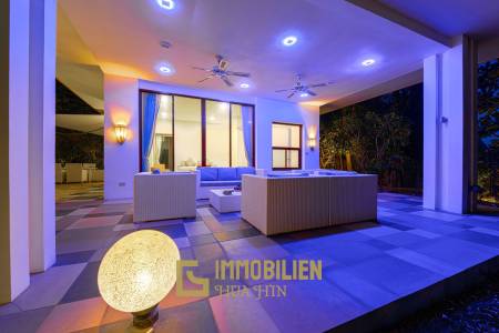 Surface habitable de 480 m² / 5 chambres + 5 salles de bains / Terrain de 1 400 m²