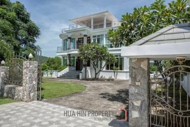 Luxury 4 Bed Villa over looking Black Mountain Golf Course Luxury 4 Bed Villa over looking Black Mountain Golf Course