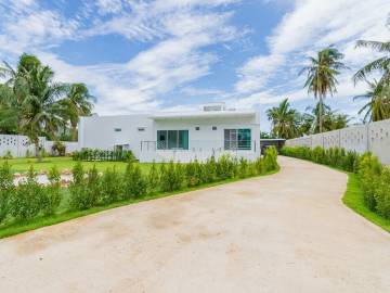 Well Designed Modern 4 Bed pool Villa on large land plot and near the beach.