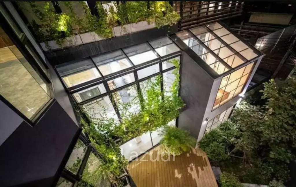 5 Bed 900 SQ.M Single House in Sukhumvit 71