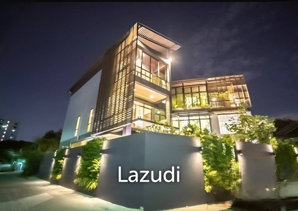 5 Bed 900 SQ.M Single House in Sukhumvit 71