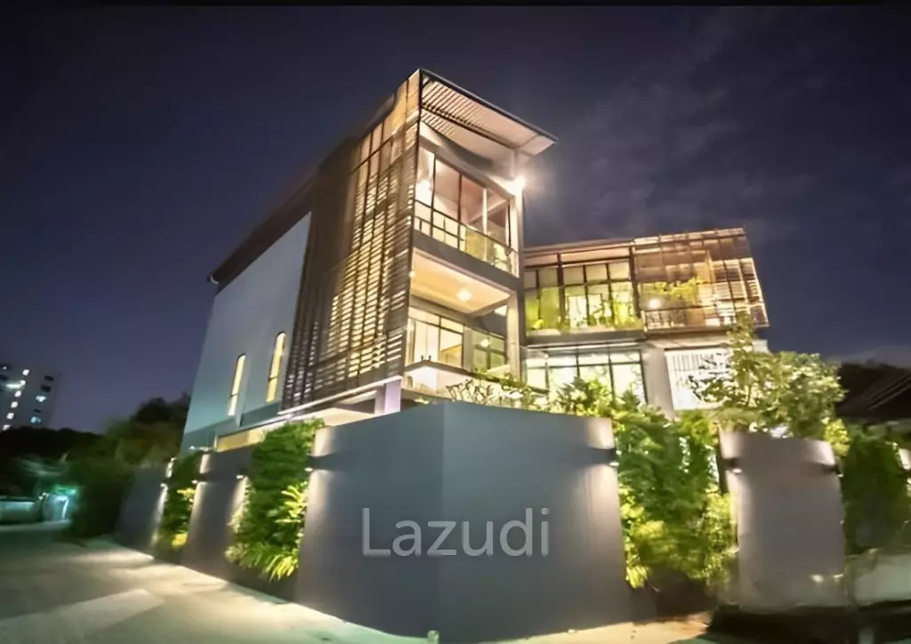 5 Bed 900 SQ.M Single House in Sukhumvit 71