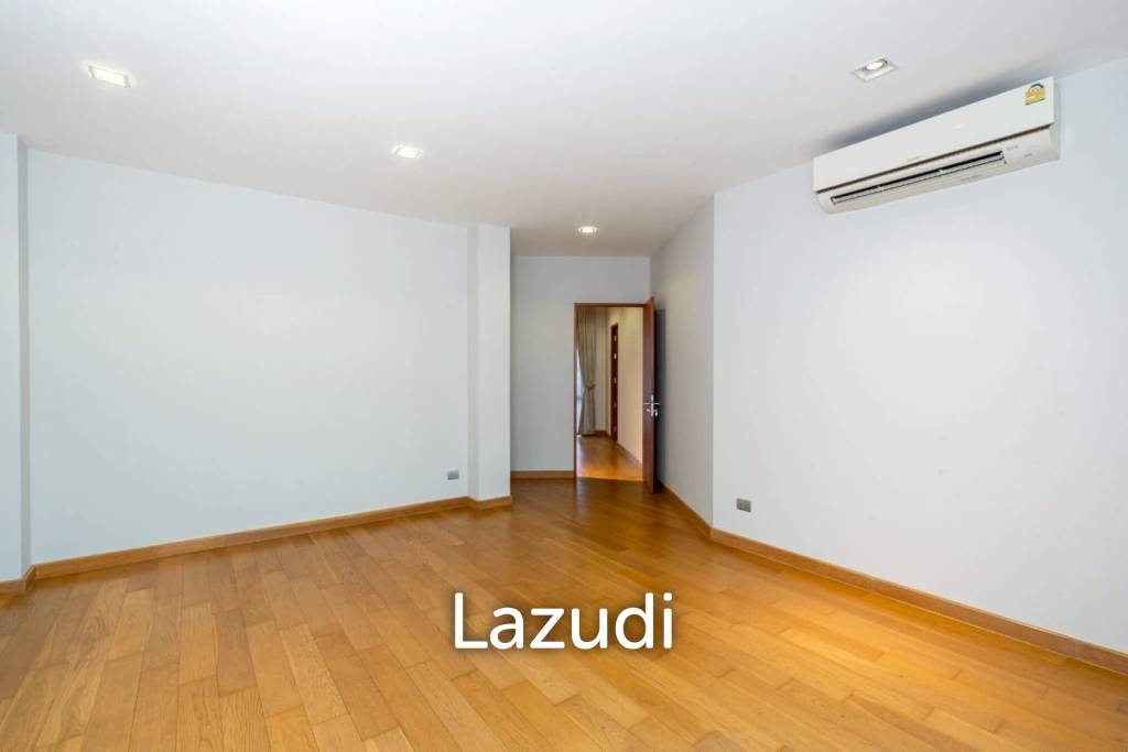 5 Bed 900 SQ.M Single House in Sukhumvit 71