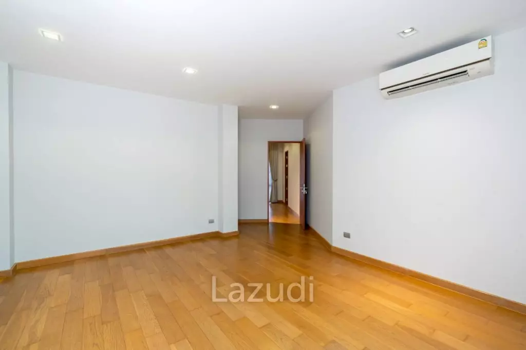 5 Bed 900 SQ.M Single House in Sukhumvit 71