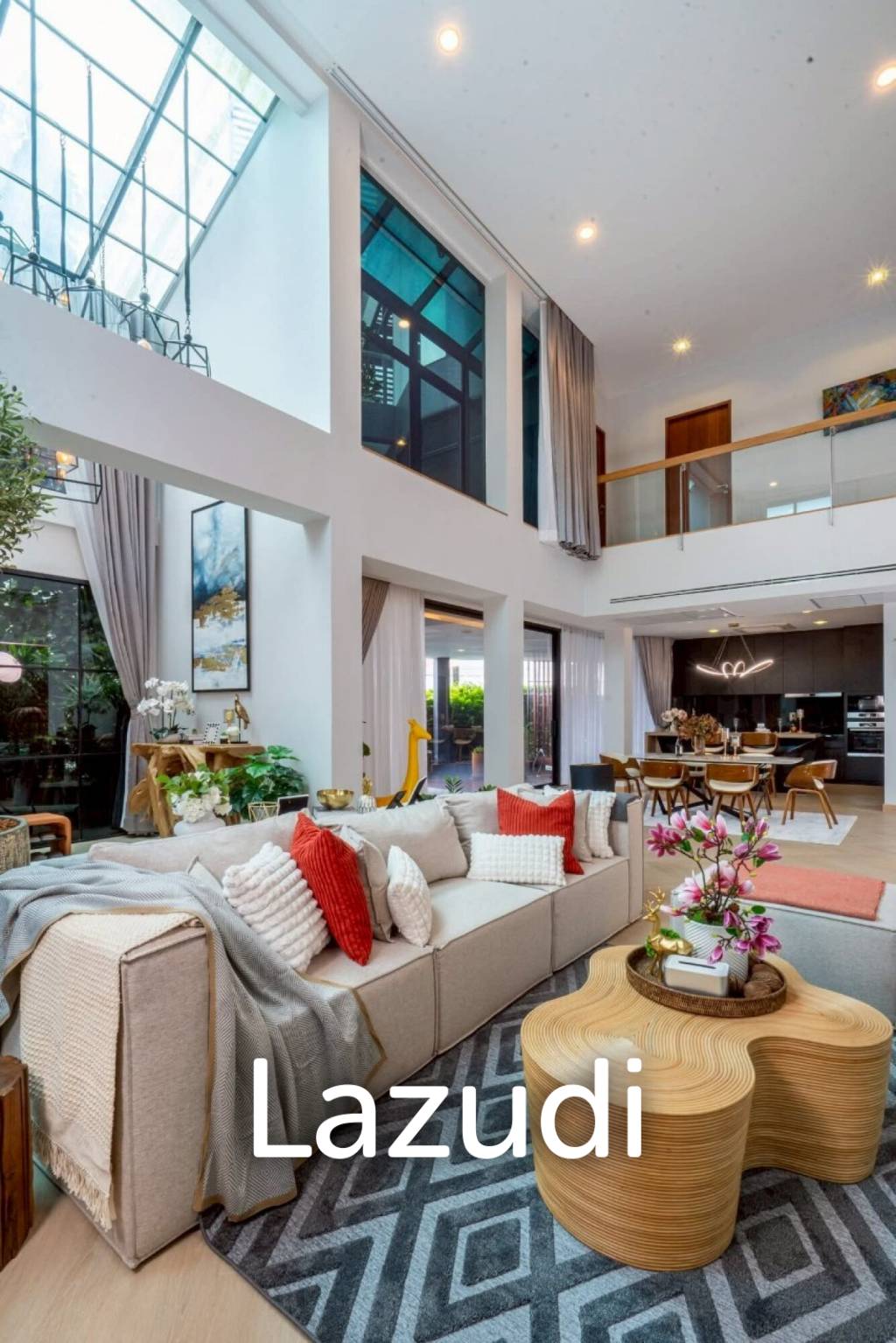 5 Bed 900 SQ.M Single House in Sukhumvit 71