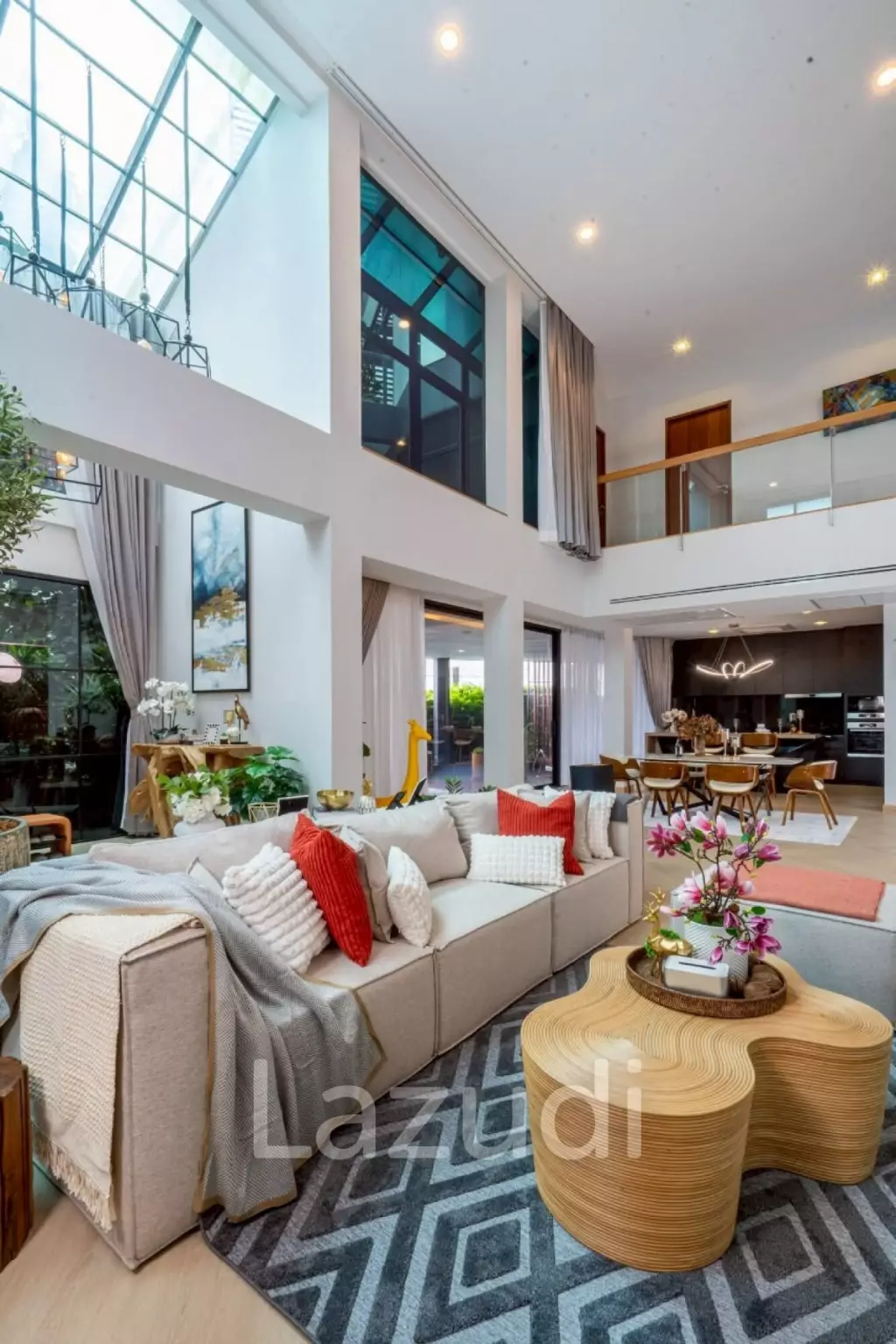 5 Bed 900 SQ.M Single House in Sukhumvit 71
