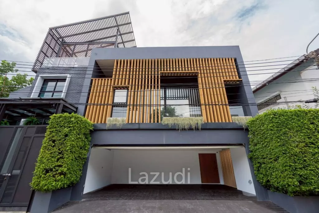 5 Bed 900 SQ.M Single House in Sukhumvit 71