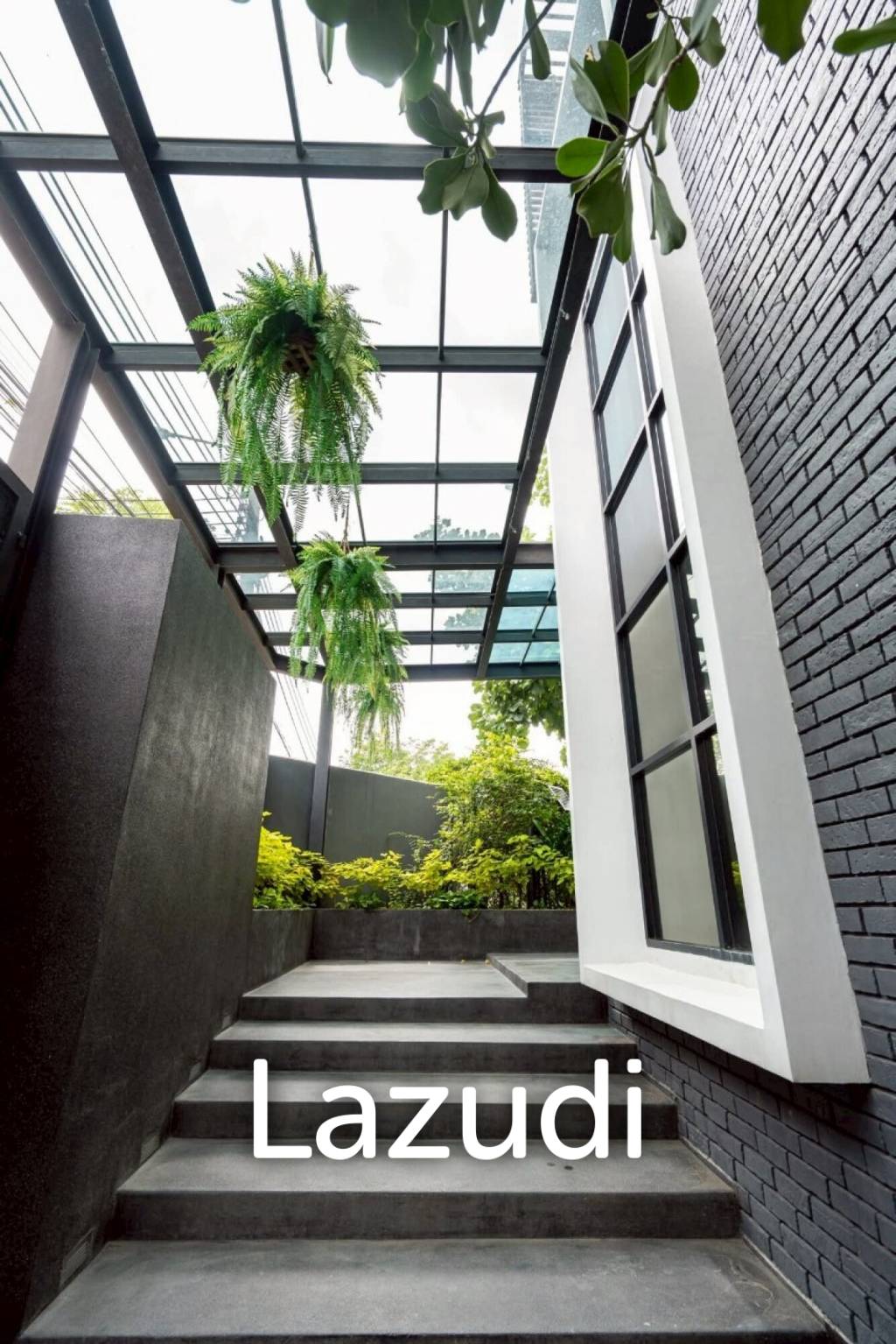 5 Bed 900 SQ.M Single House in Sukhumvit 71