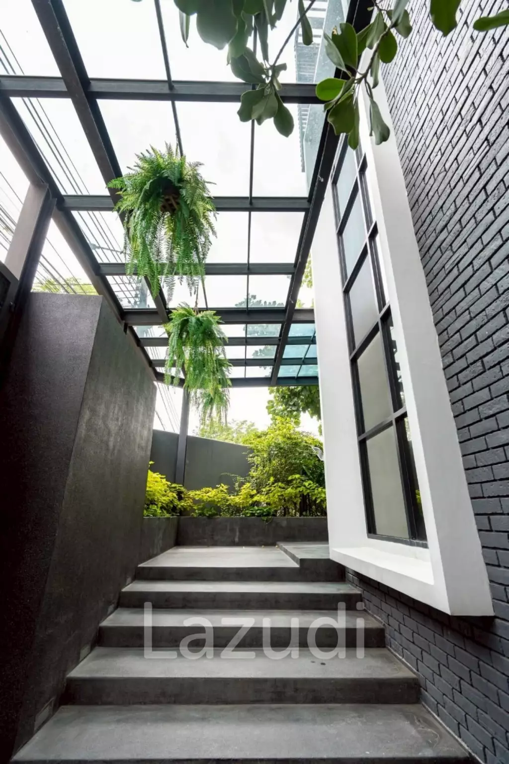 5 Bed 900 SQ.M Single House in Sukhumvit 71