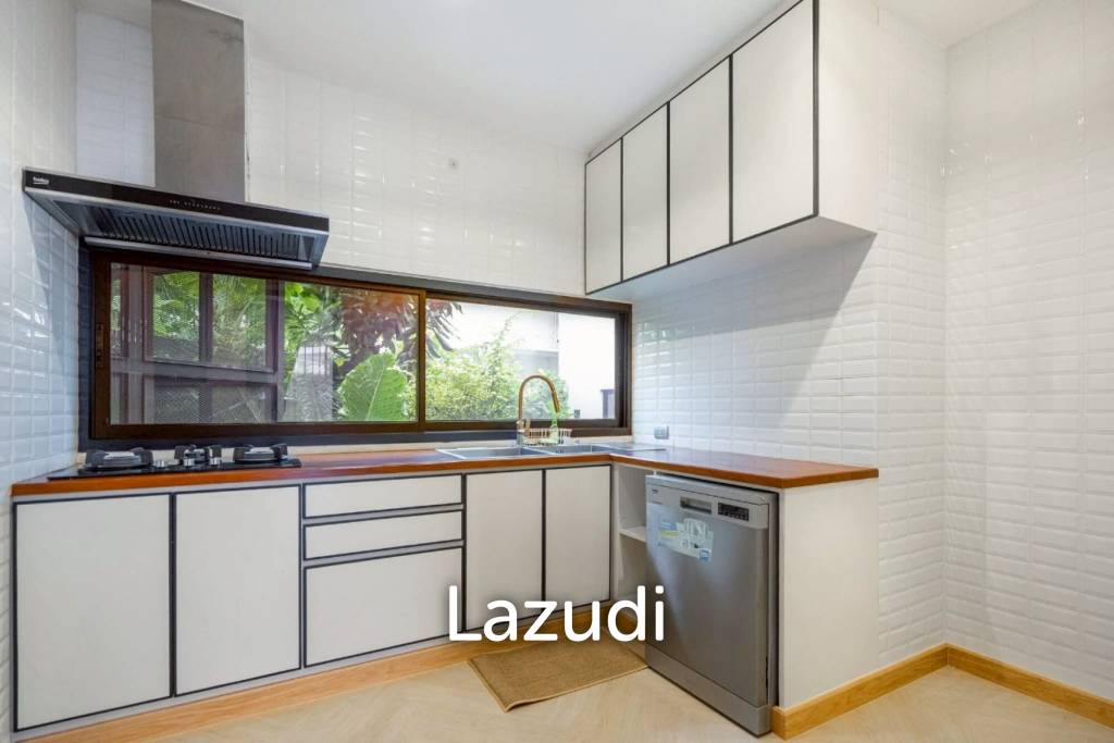 5 Bed 900 SQ.M Single House in Sukhumvit 71