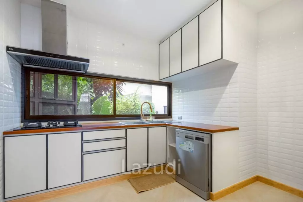 5 Bed 900 SQ.M Single House in Sukhumvit 71