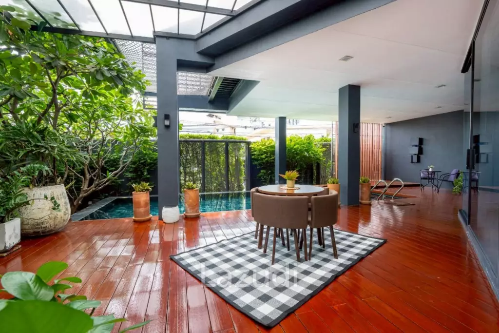 5 Bed 900 SQ.M Single House in Sukhumvit 71