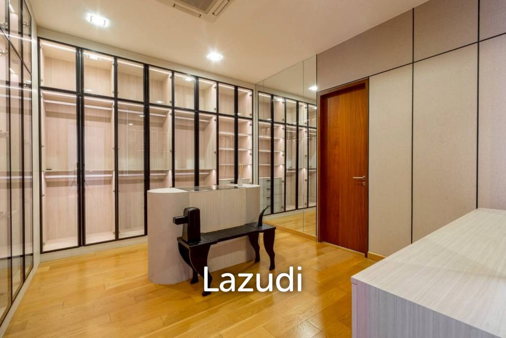 5 Bed 900 SQ.M Single House in Sukhumvit 71
