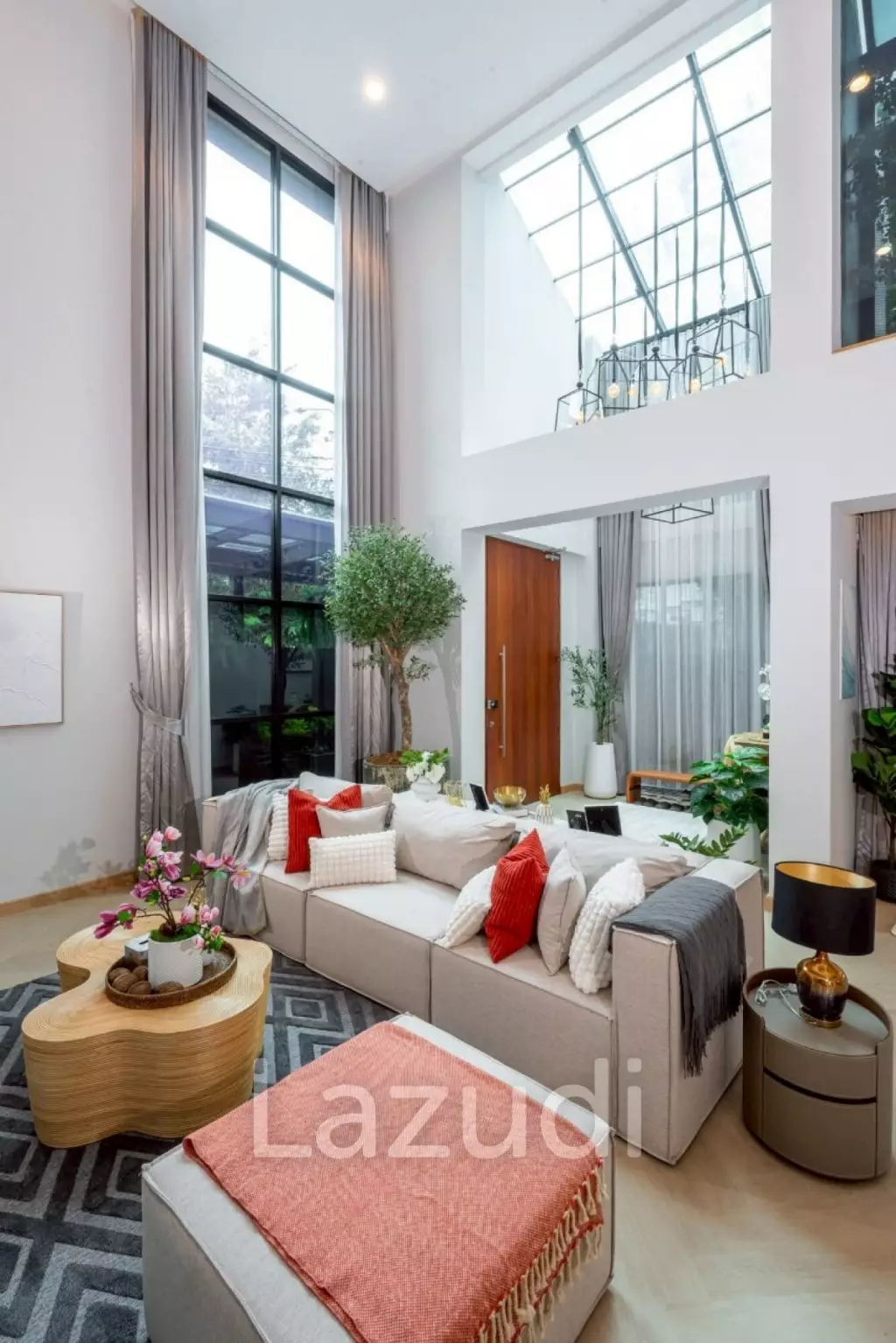 5 Bed 900 SQ.M Single House in Sukhumvit 71