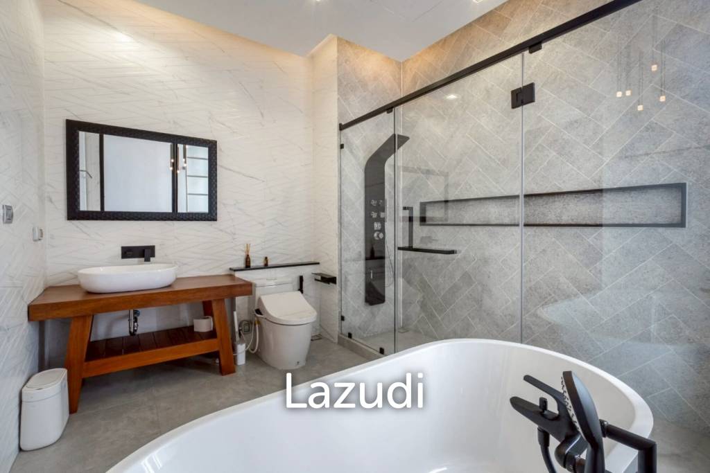 5 Bed 900 SQ.M Single House in Sukhumvit 71