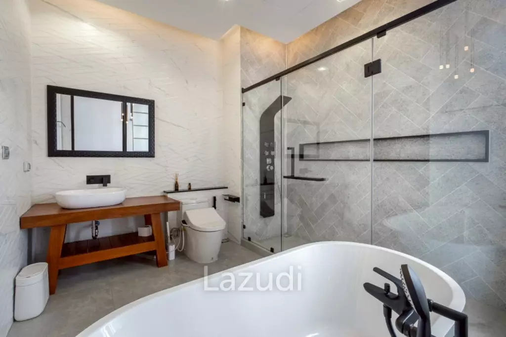 5 Bed 900 SQ.M Single House in Sukhumvit 71