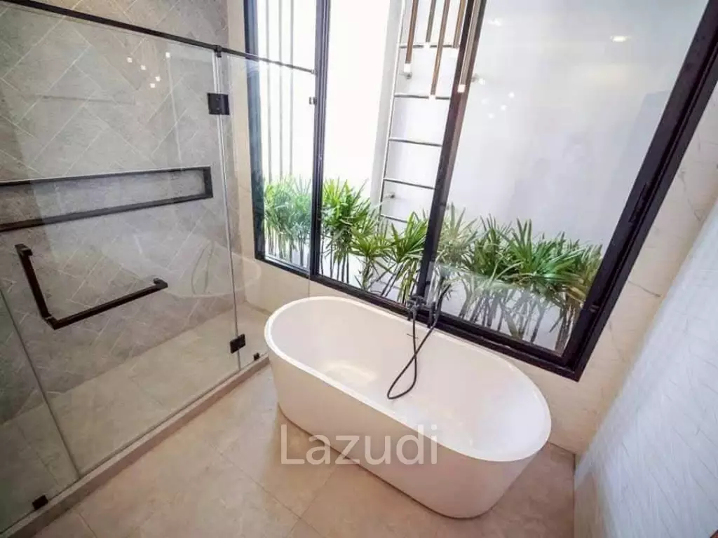 5 Bed 900 SQ.M Single House in Sukhumvit 71
