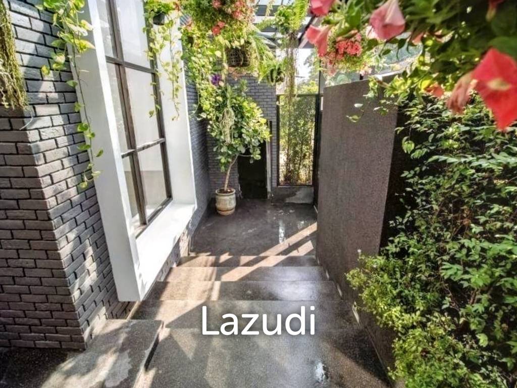 5 Bed 900 SQ.M Single House in Sukhumvit 71