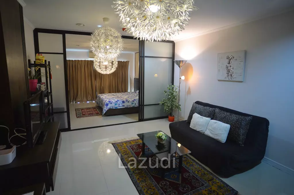 Modern and bright 1 bedroom unit in very central + convenient Hua Hin location