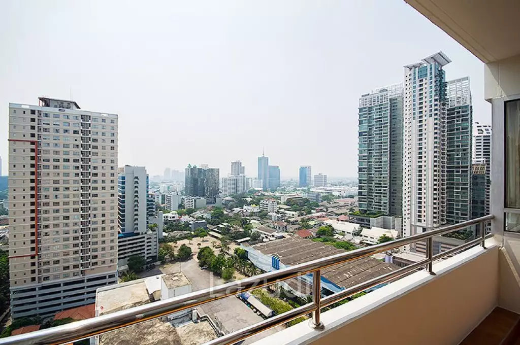 3 Bed 3 Bath 230 SQ.M Krungthep Thani Tower