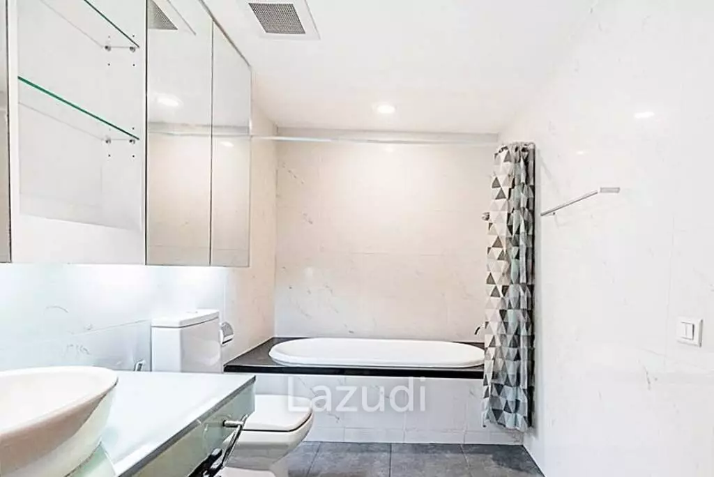 1 Bed 65 SQ.M. The Legend Saladaeng For Rent