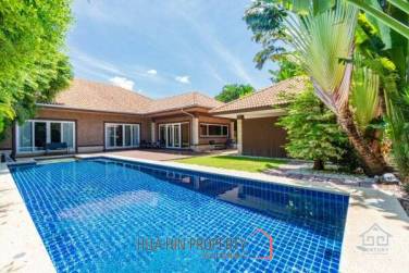 Quality 3 bed pool villa near town