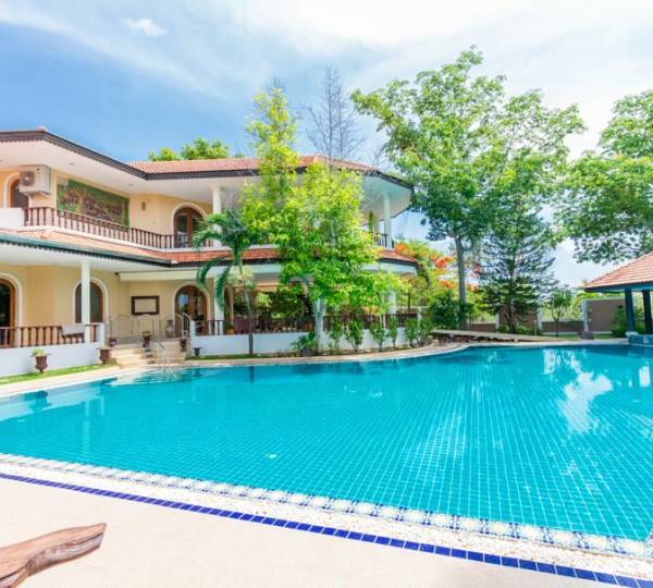 Luxurious 11 bed with huge land plot Luxurious 11 bed with huge land plot