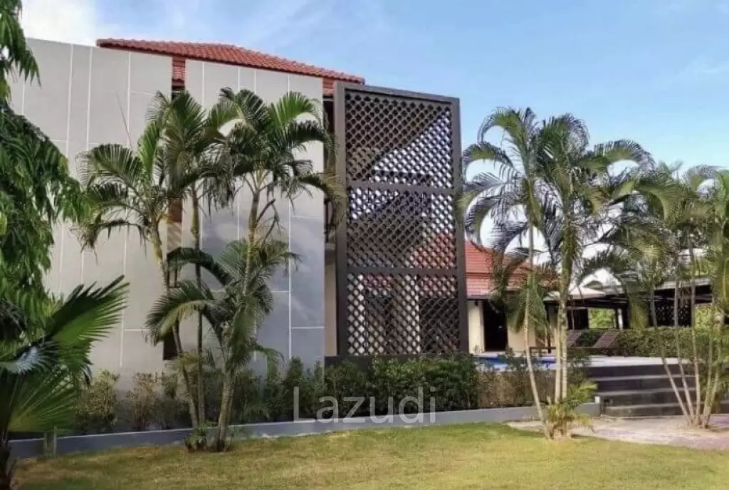 Good location near the town 5 Bed 2 storey pool villa.
