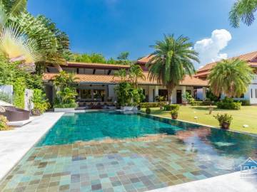 WHITE LOTUS 2 : Beautiful Design 5 Bed Balinese Residence close to Town and Beaches