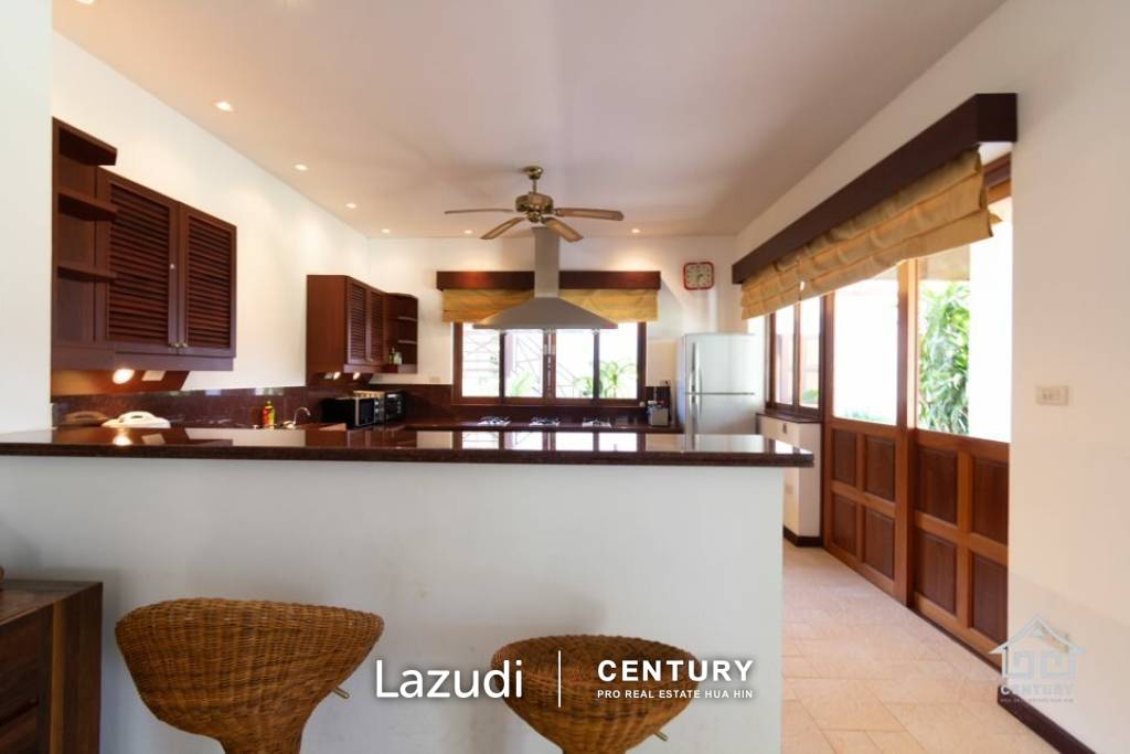 WHITE LOTUS 2 : Beautiful Design 5 Bed Balinese Residence close to Town and Beaches