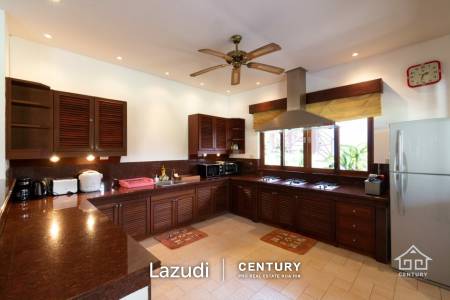 WHITE LOTUS 2 : Beautiful Design 5 Bed Balinese Residence close to Town and Beaches