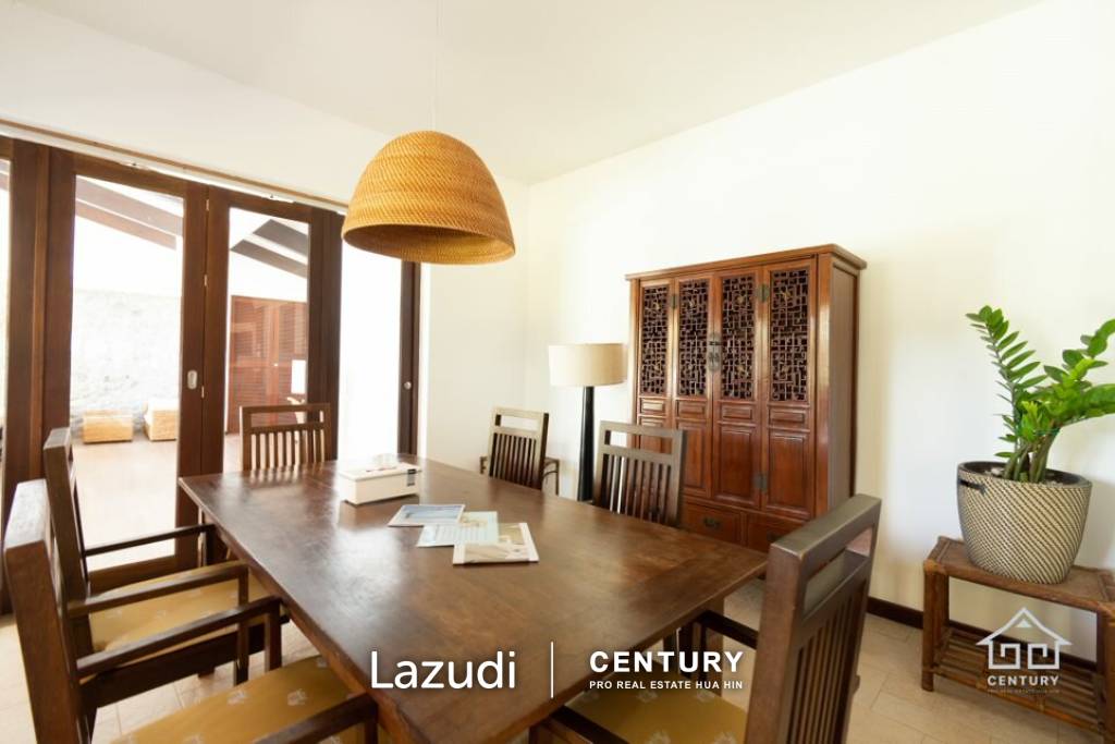 WHITE LOTUS 2 : Beautiful Design 5 Bed Balinese Residence close to Town and Beaches