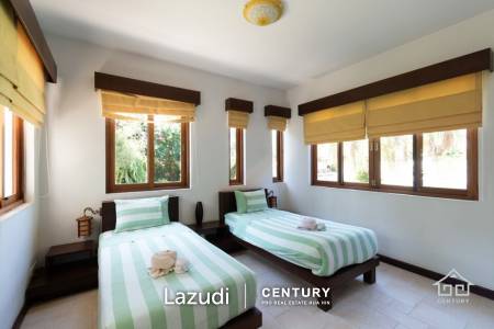 WHITE LOTUS 2 : Beautiful Design 5 Bed Balinese Residence close to Town and Beaches