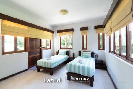 WHITE LOTUS 2 : Beautiful Design 5 Bed Balinese Residence close to Town and Beaches