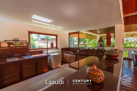 WHITE LOTUS 2 : Beautiful Design 5 Bed Balinese Residence close to Town and Beaches