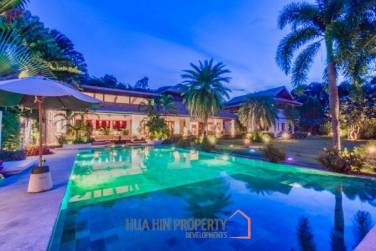 WHITE LOTUS 2 : Beautiful Design 5 Bed Balinese Residence close to Town and Beaches