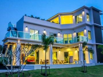 Luxury House For Sale at Phoenix Golf