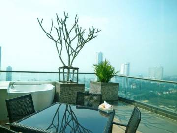Beautiful Sea View Condo For Sale In Jomtien