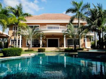 Stunning Home At Maprachan Lake
