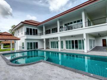 Luxury Pool Villa for Sale at Phoenix Golf Course, Pattaya