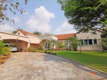 Detached house with private swimming pool for sale in Baan Amphur.