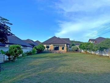 Beautiful single storey house for sale with large plot of land