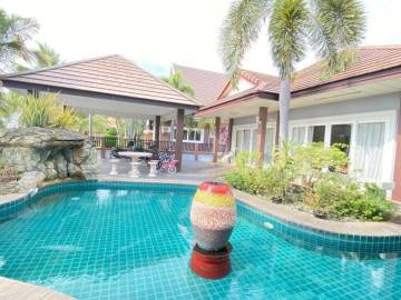 Family estate with 4 individual properties