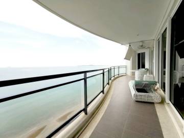 Absolute 5 Star condo in Jomtien Beach REFLECTION