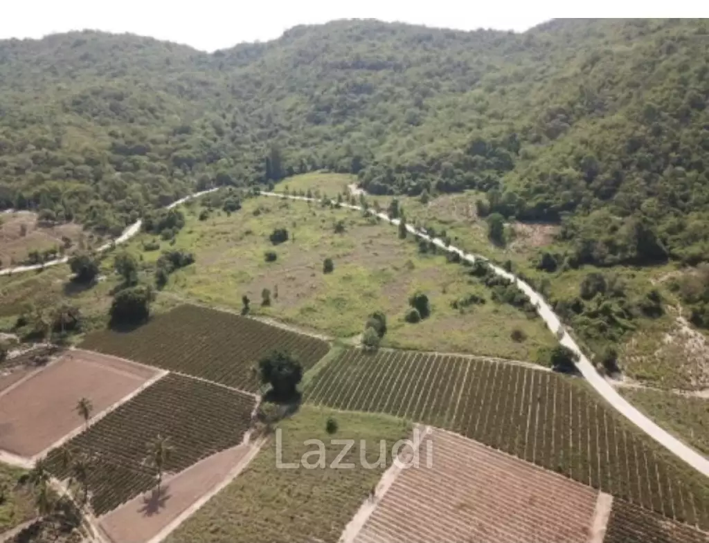 Beautiful elevated land of 15 Rai with great views near Banyan Golf Club.