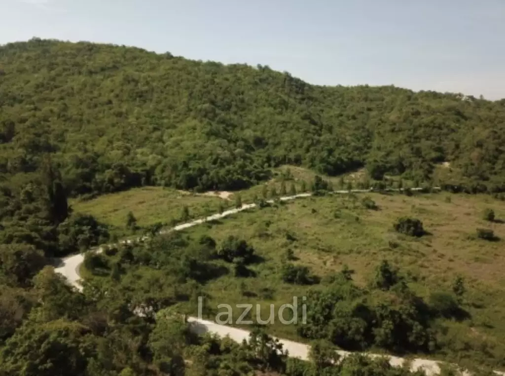 Beautiful elevated land of 15 Rai with great views near Banyan Golf Club.
