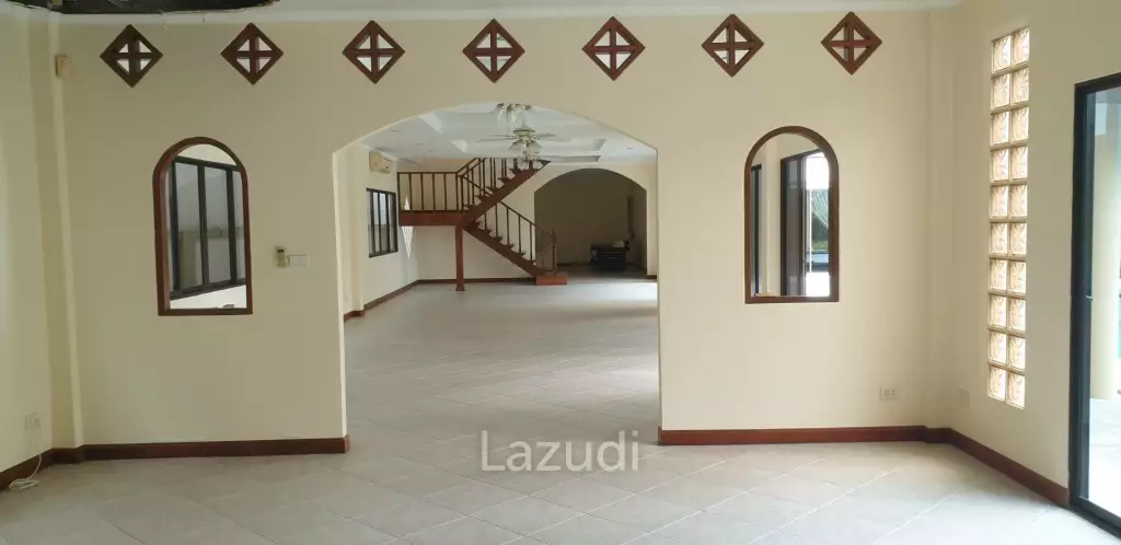 Luxurious 7-Bedroom Villa in Bang Lamung Chonburi