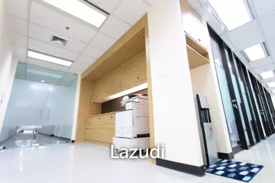 Office 11.10sq.m Pax of 5 people for rent