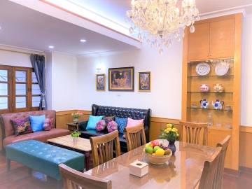 4 Bed 230 Sqm Townhouse in Nana For Rent